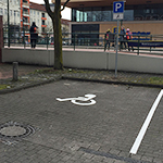 Bild:Einrichtung eines Behinderten-Parkplatzes